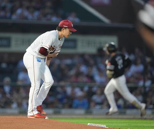 楽天対ソフトバンク　3回表ソフトバンク2死一塁、正木智也(右)に左越え2点本塁打を浴びた早川隆久(撮影･足立雅史)