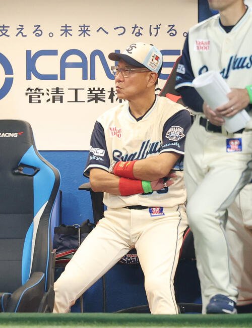 ヤクルト対阪神　戦況を見守るヤクルト池山隆寛監督(撮影･増田悦実)