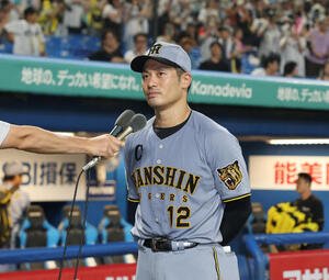 ヤクルト対阪神　勝利しヒーローインタビューに応える阪神坂本誠志郎(撮影･増田悦実)