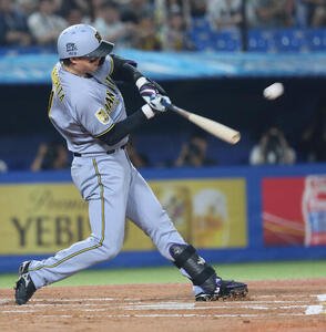 ヤクルト対阪神　3回表阪神1死一塁、2点本塁打を放つ森下翔太(撮影･水谷安孝)