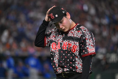 巨人対DeNA 3回表を投げ終え浮かない表情で引き揚げる巨人先発の竹丸和幸(撮影･滝沢徹郎)