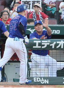 広島対中日　1回表中日2死、先制左越え本塁打を放った細川成也を迎える井上一樹監督(撮影･加藤孝規)