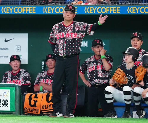 巨人対DeNA 8回裏、代打坂本勇人を伝える巨人橋上秀樹監督代行(撮影･江口和貴)