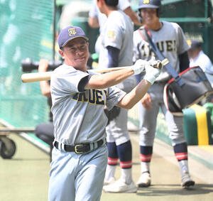 ノックに備え素振りする仙台育英･須江航監督(撮影･和賀正仁)