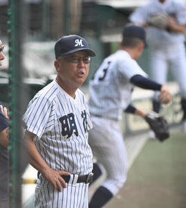 選手の動きをチェックする馬淵史郎監督(撮影･和賀正仁)
