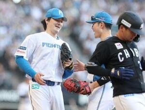 日本ハム対ロッテ　9回表ロッテ2死、井上広大を一ゴロにとり笑顔の有原航平(左)(撮影･黒川智章)