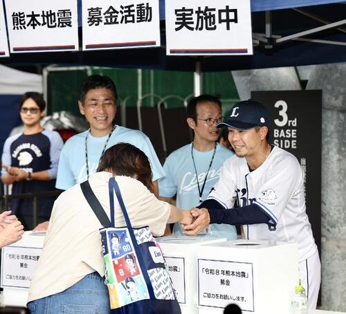 熊本地震被災支援の募金活動に臨む西武児玉亮涼(右)と奥村剛球団社長(撮影･河田真司)