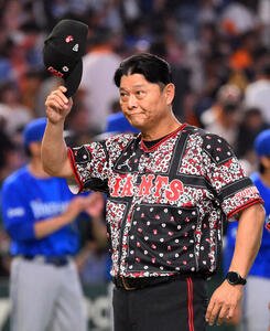 巨人対DeNA　試合に敗れあいさつする巨人橋上秀樹監督代行(撮影･滝沢徹郎)