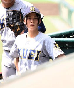 練習の準備をする仙台育英･星よつは学生コーチ兼マネジャー(撮影･和賀正仁)