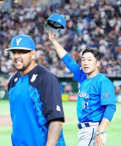巨人対DeNA　試合後、ファンにあいさつするDeNA相川亮二監督(右)(撮影･江口和貴)