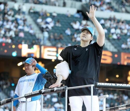 日本ハム対ロッテ　試合後、スタンドに向かって手を振る有原航平(右)と有薗直輝(撮影･黒川智章)