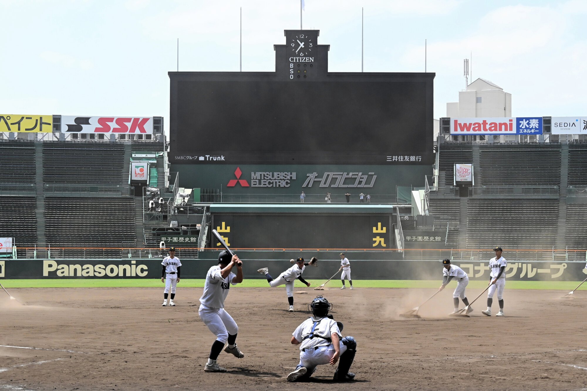 佐賀商の甲子園練習の終盤、グラウンド整備の中、マウンドの感触を確かめる東條陽大投手=2026年8月2日、阪神甲子園球場