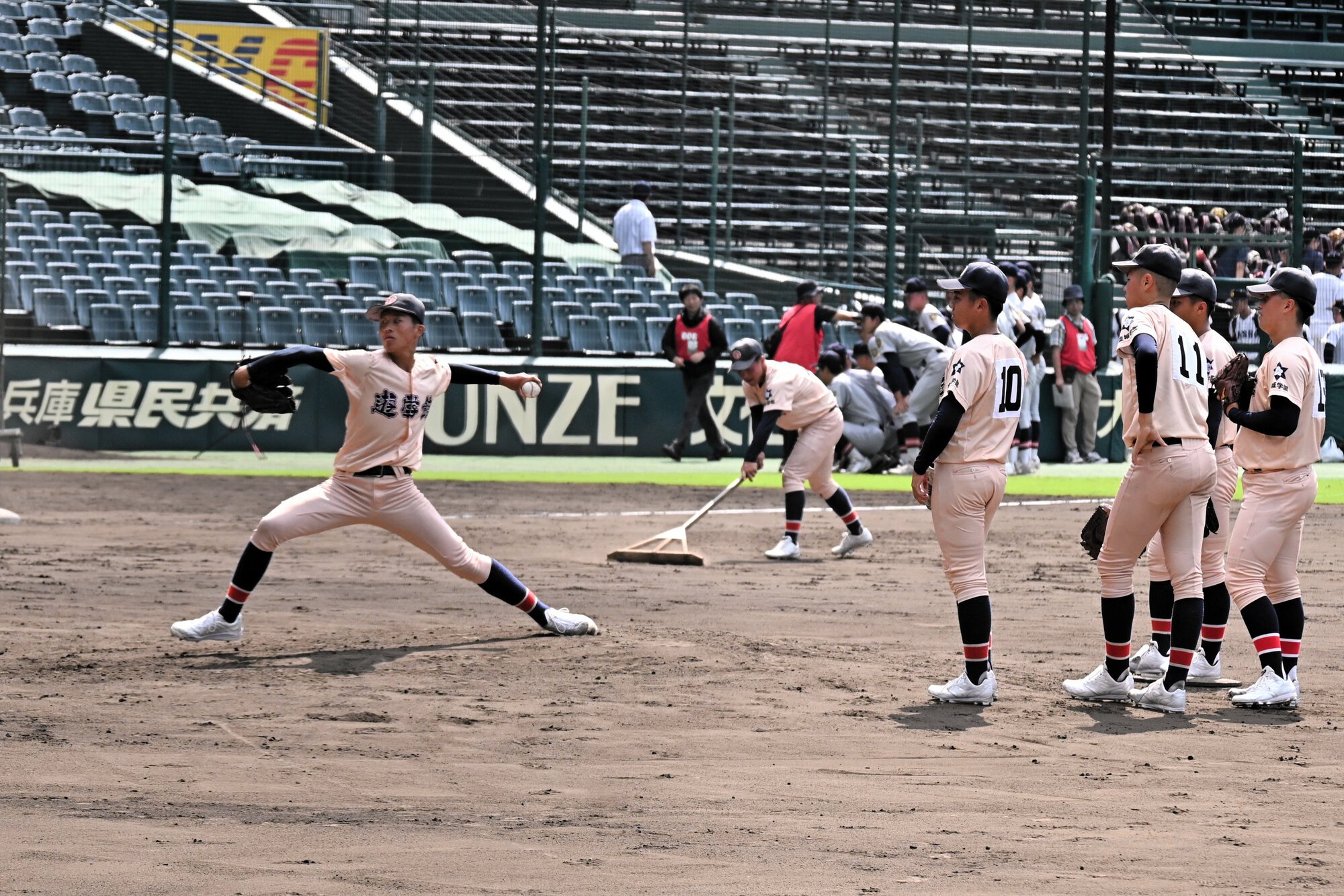 投球練習をする遊学館の投手陣=2026年8月2日、阪神甲子園球場、樫村伸哉撮影