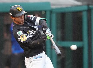 楽天対ソフトバンク　4回表ソフトバンク2死一塁、今宮健太は適時二塁打を放つ(撮影･足立雅史)