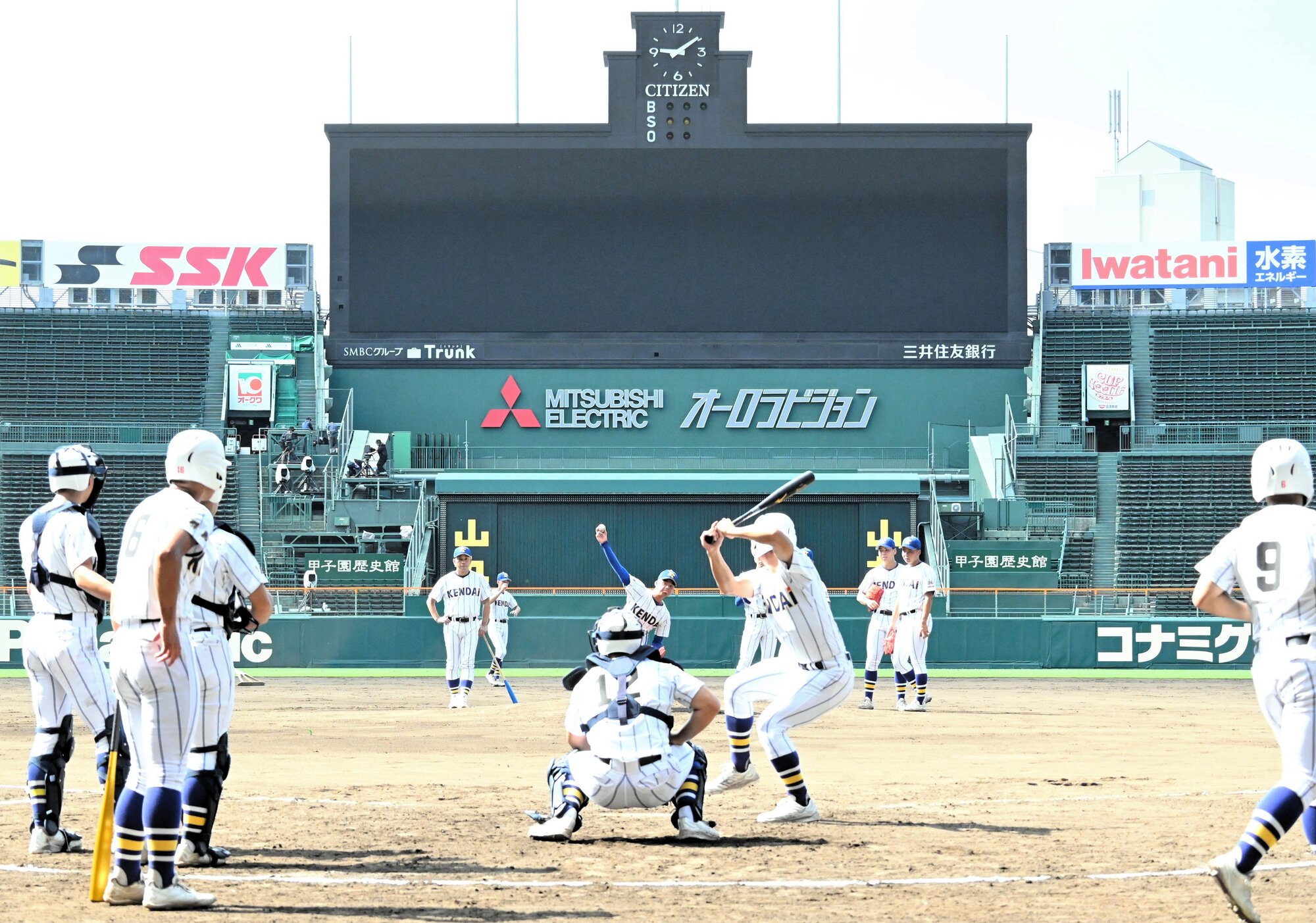 甲子園での公式練習に臨む健大高崎の選手たち=2026年8月2日午前9時9分、阪神甲子園球場、岡田昇撮影