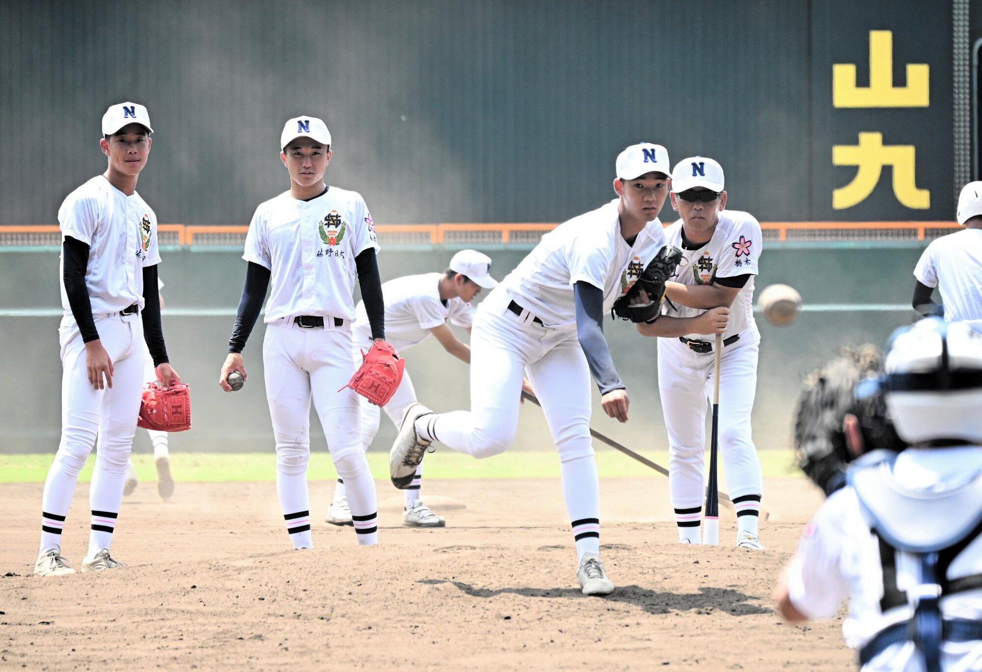 マウンドの感覚を確かめる佐野日大の投手たち=2026年8月2日、兵庫県西宮市の阪神甲子園球場、津布楽洋一撮影