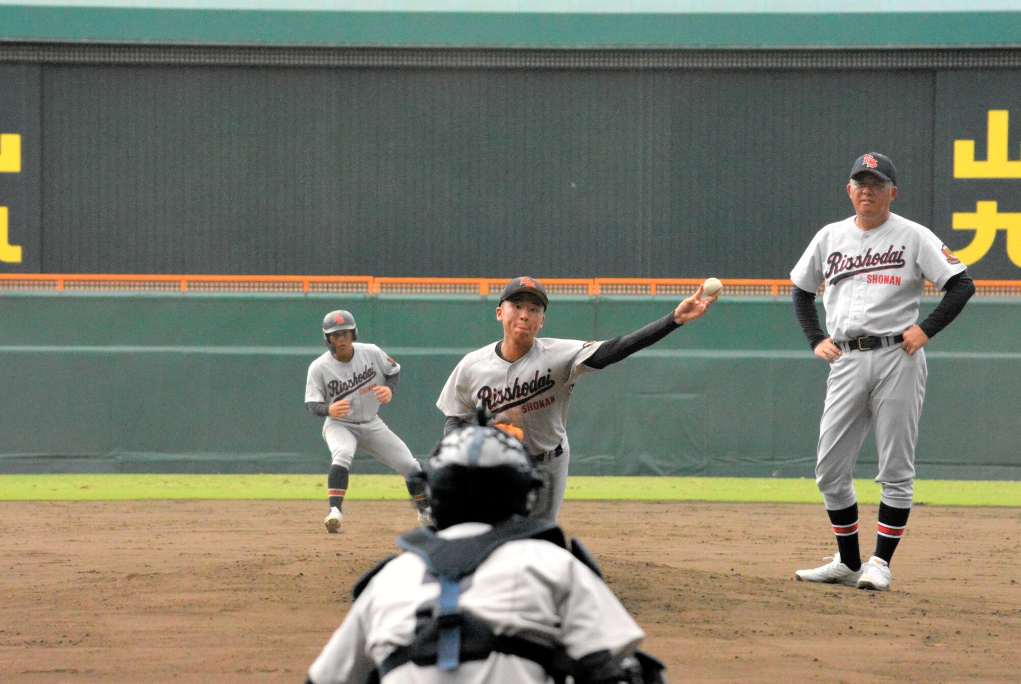 マウンドで投球練習する立正大淞南の川口元投手=2026年8月2日午前10時3分、阪神甲子園球場、堀田浩一撮影