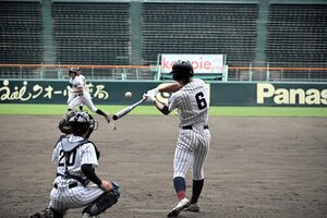 甲子園練習で汗を流す鳥取城北の選手たち=2026年8月2日午前11時58分、阪神甲子園球場、佐藤常敬撮影