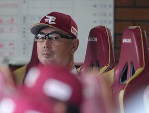 楽天対ソフトバンク　戦況を見つめる楽天吉井理人監督(撮影･足立雅史)