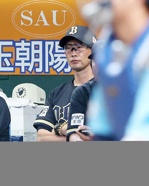 西武対オリックス　9回表、戦況を見守る岸田護監督(撮影･河田真司)