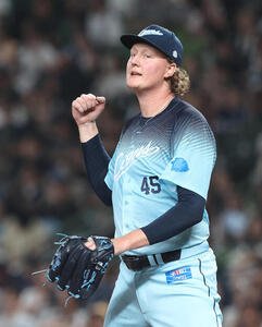 西武対オリックス　8回表オリックス2死一、二塁、太田椋を空振り三振に抑えガッツポーズするウィンゲンター(撮影･河田真司)