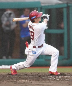楽天対ソフトバンク　3回裏楽天無死、平良竜哉は先制本塁打を放つ(撮影･足立雅史)
