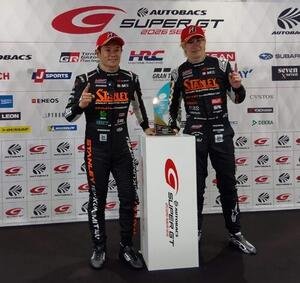 GT500クラスを制した山本尚貴(左)、牧野任祐