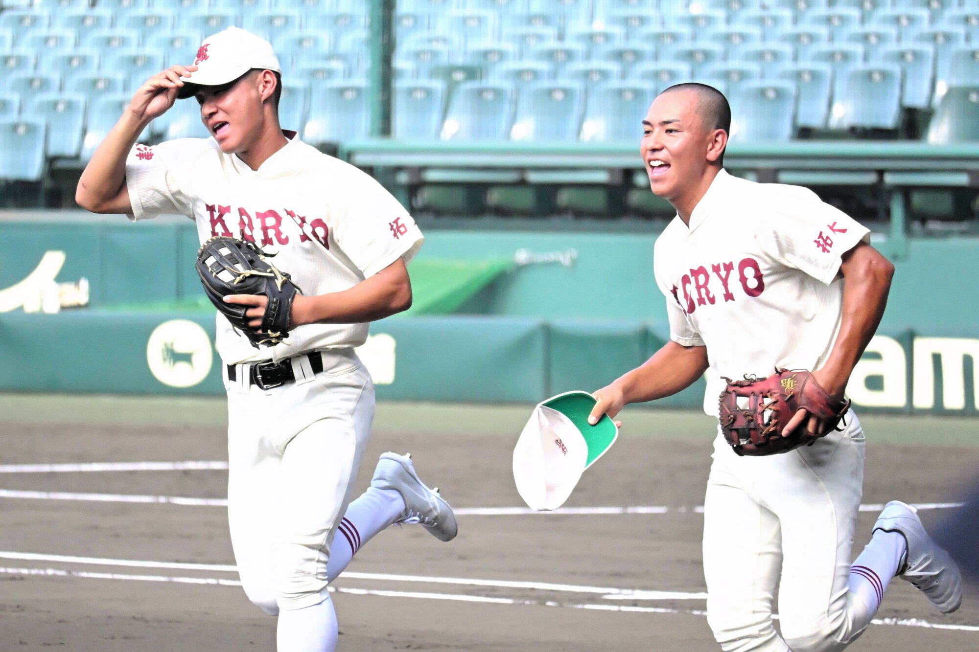 守備位置に走っていく拓大紅陵の選手=2026年8月2日午前8時50分、阪神甲子園球場、武田百花撮影