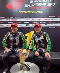 GT300クラスの優勝トロフィーを前に喜ぶ吉田広樹、野中誠太(左から)
