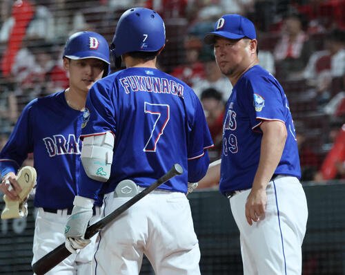 広島対中日　7回表中日1死二塁、石伊雄太の勝ち越しの左越え適時二塁打で生還した石川昂弥を迎える井上一樹監督(右)(撮影･加藤孝規)