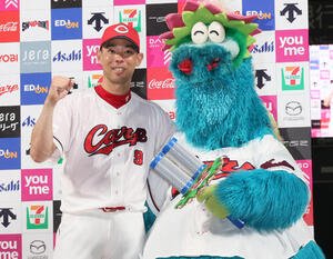 広島対中日　お立ち台でポーズを決める広島秋山翔吾。右はスラィリー(撮影･加藤孝規)