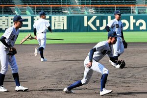 土の感触を確かめながらノックを受ける明徳義塾の選手たち=2026年8月2日、阪神甲子園球場、矢代正晶撮影