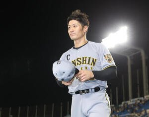 ヤクルト対阪神　勝利しファンにあいさつする阪神坂本誠志郎(撮影･宮地輝)