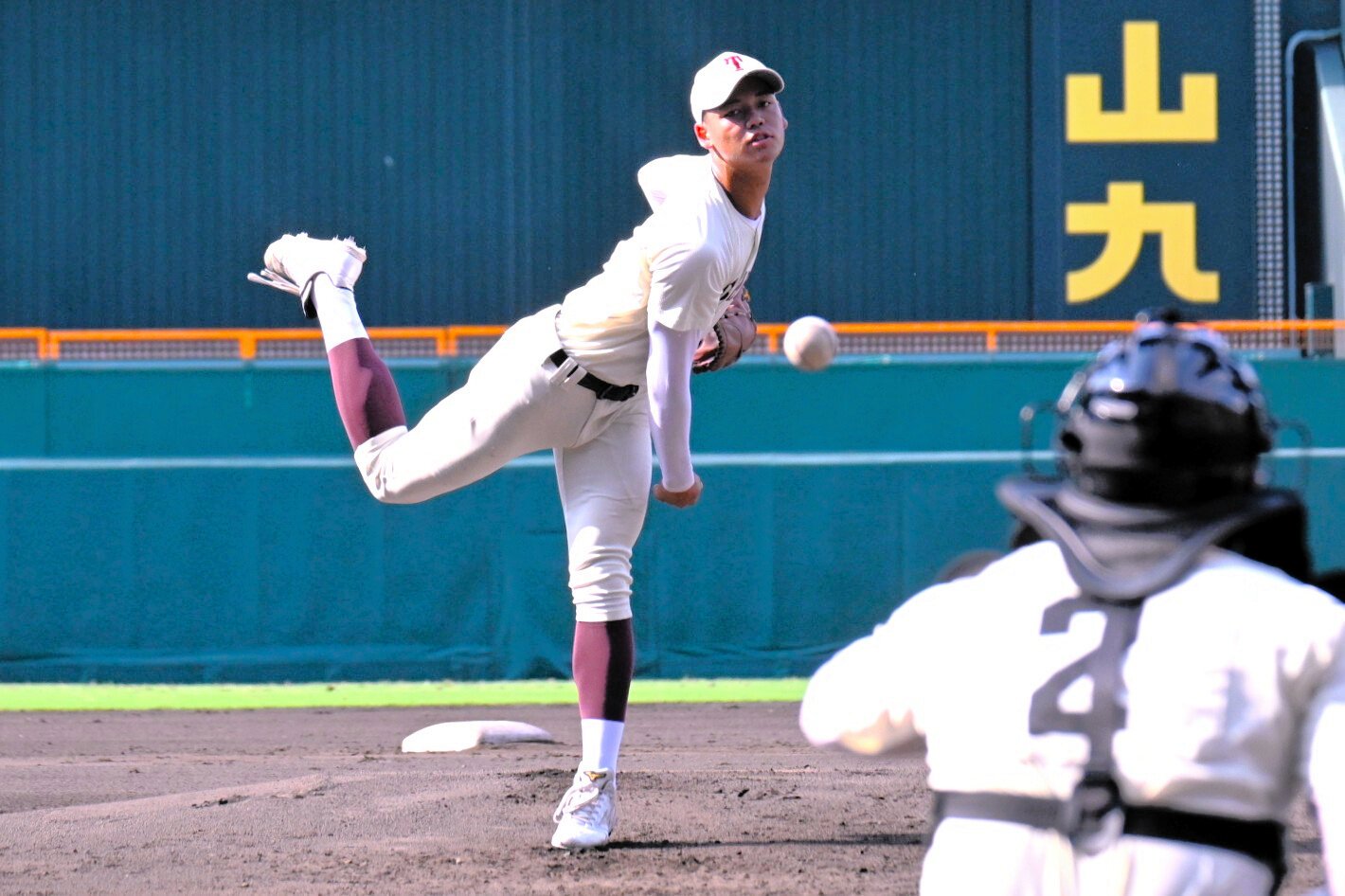投球練習をする東筑の深町光生投手=2026年8月2日午前8時21分、阪神甲子園球場、根元紀理子撮影