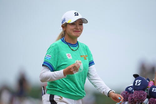 最終ラウンド3番ホールを歩く桑木志帆(AP)