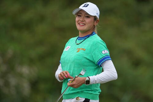 笑顔を見せる桑木志帆(AP)