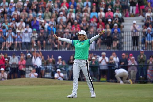 プレーオフで優勝を決めた桑木志帆は歓喜のガッツポーズ(AP)