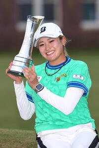 全英女子オープンで優勝しトロフィーを手に笑顔を見せる桑木志帆(AP)