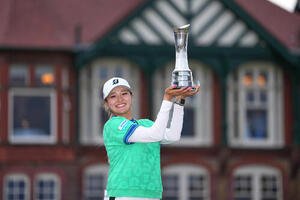 全英女子オープンで優勝しトロフィーを手に笑顔を見せる桑木志帆(AP)