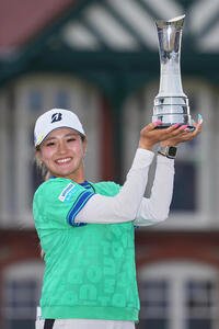 全英女子オープンで優勝しトロフィーを手に笑顔を見せる桑木志帆(AP)