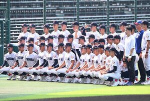 練習前に集合写真を撮る横浜ナイン(撮影･石井愛子)