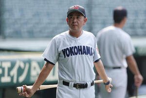 甲子園練習に臨む横浜･村田浩明監督(撮影･前田充)