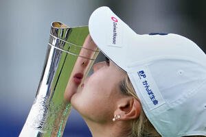 全英女子オープンで優勝しトロフィーにキスをする桑木志帆(AP)