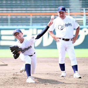 聖隷クリストファーの田中公隆監督(右)が見守る中、投球練習をする高部陸(撮影･石井愛子)