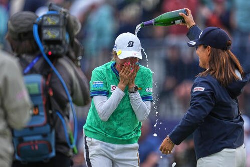 優勝後ウオーターシャワーで祝福される桑木志帆(AP)