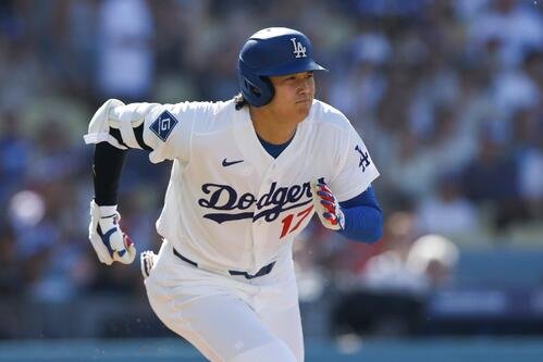 レッドソックス戦1回、痛烈な右前ヒットを放ったドジャース大谷翔平(AP)