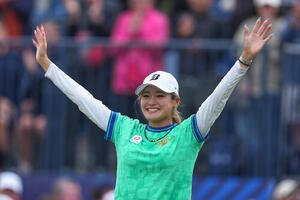全英女子オープンで優勝し両手を挙げて喜ぶ桑木志帆(AP)