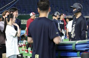 オリックス対楽天　試合前、笑顔を見せる宮城弥生(左)とオリックス紅林弘太郎(撮影･宮地輝)