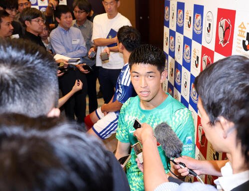 Jリーグ開幕イベント　囲み会見で答える鹿島早川友基(撮影･浅見桂子)