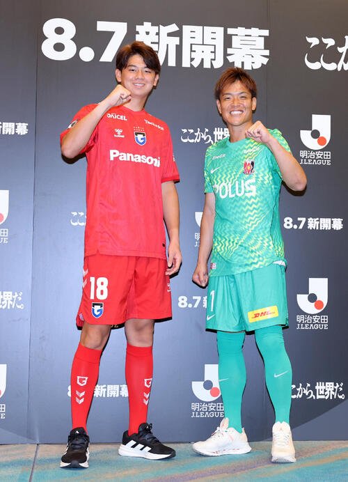 開幕で対戦するG大阪荒木琉偉(左)と浦和西川周作は笑顔でガッツポーズ(撮影･浅見桂子)
